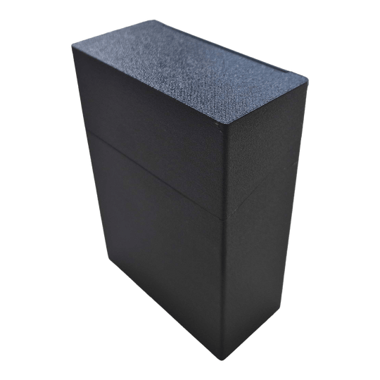 Rookkleurige dartkoker voor 180 darts met een uniek ontwerp - Zwart Smoke 180 Dartcase mit eigenem Design in Schwarz ist geschlossen abgebildet. Das Motiv und die Form des Etuis sind sichtbar.
