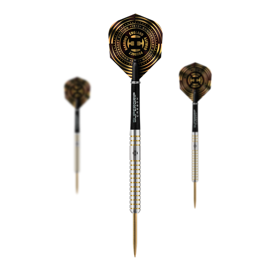 Harrows jubileumeditie De originele Steeldarts Auf dem Bild sind drei Steeldarts mit silbernem Schaft und gold-schwarzen Flights zu sehen. In der Mitte steht ein Dart, auf dessen Flight das Logo zum Jubiläum der Marke Harrows abgebildet ist.