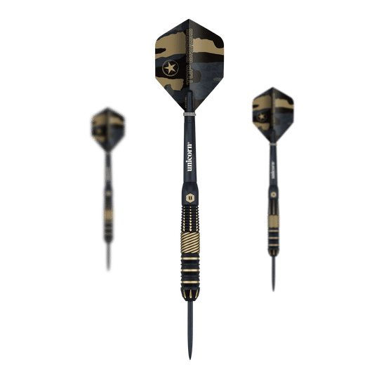 Das Bild zeigt drei Steeldarts des Modells 'Unicorn Top Brass V2 - 19g' mit schwarzem und goldenem Design. Die Flights haben ein Camouflage-Muster mit einem Stern und dem Schriftzug "Top Brass".