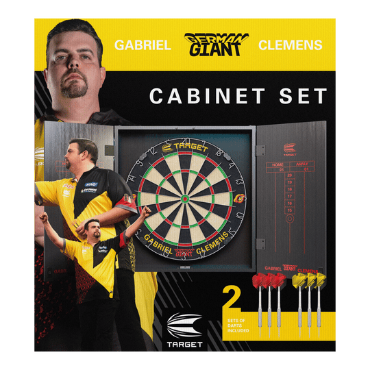 Das Bild zeigt das "Target Gabriel Clemens Kabinet Dartboard Set" mit einer Dartscheibe und zwei Dart-Sets. Auf der Verpackung sind Bilder von Gabriel Clemens sowie das Logo "German Giant" zu sehen.