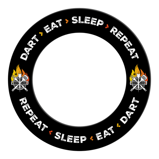 McDart Dartbord Surround - Dart Eat Sleep Repeat Abgebildet ist ein Produkt mit dem Namen MSF-I1_McDart_Dartboard_Surround_Dart_Eat_Sleep_Repeat_Schwarz_2. Das Bild zeigt Details und Gestaltung dieses Artikels.