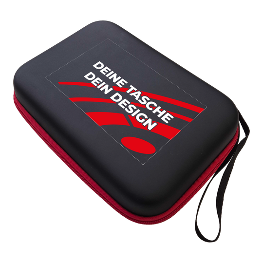System-4 dartkoffer met jouw ontwerp Abgebildet ist ein schwarzes Dartcase des Modells System 4. Das Etui eignet sich zur Aufbewahrung von Dartpfeilen und Zubehör.