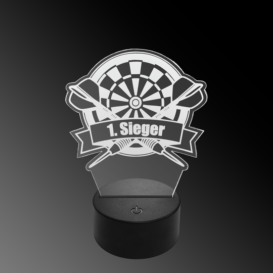 LED plexiglas dartlamp met aangepaste tekst Das Bild zeigt eine LED-Lampe mit einem Plexiglasaufsatz in Form eines Dartboards und zwei gekreuzten Darts. Auf dem Schild steht "1. Sieger" geschrieben.