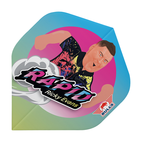 Bulls NL Speler 100 Ricky Evans Cartoon No2 Standaardvluchten Das Bild zeigt ein Dartflight mit einer bunten Karikatur von Ricky Evans. Auf dem Flight steht „Rapid Ricky Evans“ und unten rechts befindet sich das Bulls-Logo.
