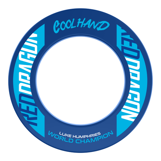 Red Dragon Luke Humphries Wereldkampioen Dartbord Surround Das Bild zeigt den "Red Dragon Luke Humphries World Champion Dartboard Surround" in Blau mit weißen und hellblauen Schriftzügen. Auf dem Produkt stehen die Wörter "Coolhand", "Red Dragon" und "Luke Humphries World Champion".