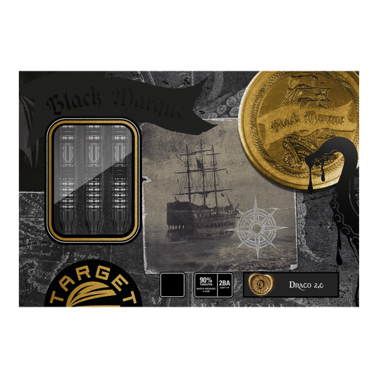 Die Abbildung zeigt die Verpackung der "Target Japan Black Marque Draco GEN2 Softdarts - 20g". Auf der Schachtel sind drei schwarze Darts, ein goldener Münzaufdruck, ein Segelschiff und verschiedene dekorative Elemente zu sehen.
