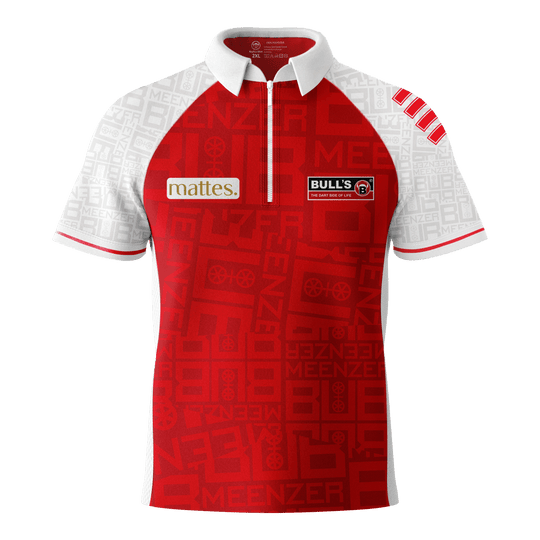 Bulls Niko Springer Meenzer Bub dartshirt Das Bild zeigt das Bulls Niko Springer Meenzer Bub Dartshirt. Das Shirt ist rot-weiß mit verschiedenen Logos auf der Vorderseite.