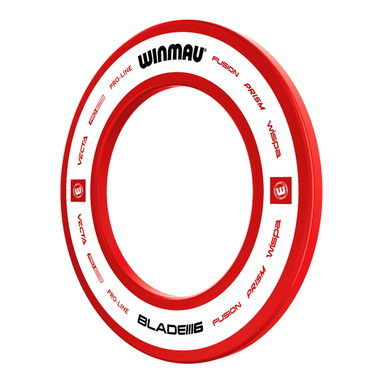 Das Bild zeigt das Winmau Pro-Line 2.0 Dartboard Surround in Rot. Es ist rund und enthält verschiedene Markennamen und Schriftzüge auf einem weiß-roten Hintergrund.