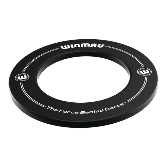Winmau Dartboard Surround Auf dem Bild ist ein schwarzer Dartboard-Surround der Marke Winmau zu sehen. Auf dem Surround steht der Slogan „The Force Behind Darts“.