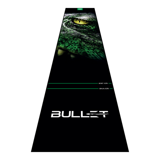 Bullet Gator dartmat Die Bullet Gator Dartmatte ist auf dem Bild zu sehen. Sie schützt den Boden und markiert die Abwurflinie beim Dartspiel.