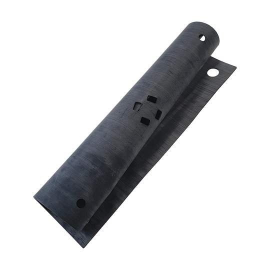 GMLD1_L-wen_Dart_Ersatzteil_Gummimatte_2 Das Bild zeigt eine schwarze Gummimatte mit mehreren Aussparungen und Löchern. Es handelt sich um das Original-Ersatzteil "Löwen Dart Gummimatte".