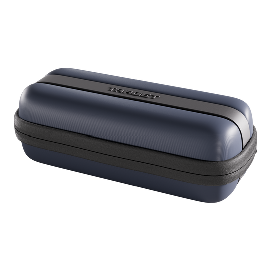 Target BOA Dartcase Das Bild ist eine Detailansicht eines Dartcase in Navy und Dunkelgrau. Das Etui bietet Schutz und Aufbewahrung für Darts.