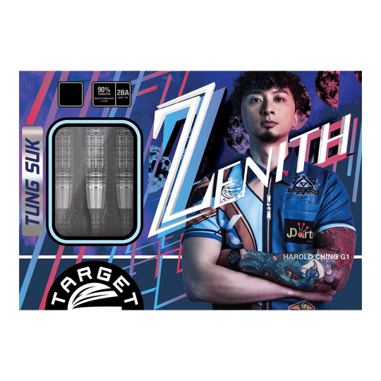 Das Bild zeigt die Verpackung der "Target Japan Prime Series Harold Ching GEN1 Zenith MAX Softdarts - 21g". Links sind die drei Darts sichtbar, während rechts eine Person mit verschränkten Armen abgebildet ist.
