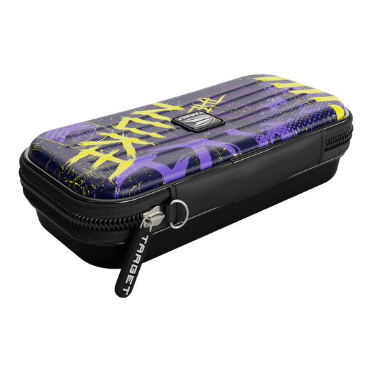 Target Takoma Luke Littler dartkoffer Das Bild zeigt das "Target Takoma Luke Littler Dartcase" mit einem auffälligen Design in Lila, Gelb und Schwarz. Das Etui hat einen Reißverschluss und das Target-Logo ist gut sichtbar.