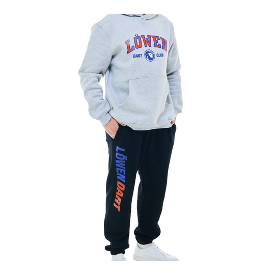 Joggingbroek uit de Lion Collection Hier ist die Löwen Kollektion Jogger zu sehen. Die Hose eignet sich ideal zum Entspannen und für sportliche Aktivitäten.