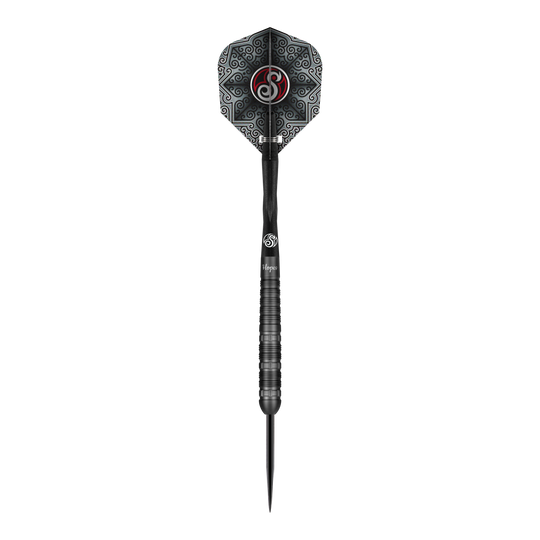 Shot Pro-Series Haupai Puha 2 stalen darts - 24g Das Bild zeigt einen Shot Pro-Series Haupai Puha 2 Steeldart mit einem Gewicht von 24g. Der Dart ist schwarz und hat ein auffälliges, gemustertes Flight-Design.