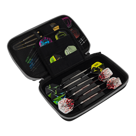 Harrows Smart Case XL dart portemonnee Das Bild zeigt ein geöffnetes Dart-Etui mit mehreren Darts und Zubehörteilen ordentlich verstaut. Die Aufbewahrungstasche ist schwarz und bietet verschiedene Fächer für Flights und Ersatzteile.