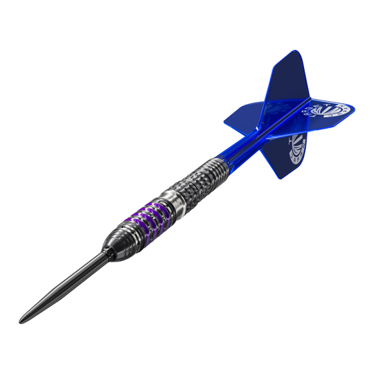 Target Japan Prime Series Sirius GEN4 Swiss Point Steel Darts Das Bild zeigt einen Target Japan Prime Series Sirius GEN4 Swiss Point Steeldart. Der Dart hat ein metallisches Barrel mit lila Akzenten und blaue Flights.