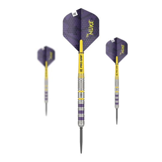 Target Luke Littler Loadout Swiss Point Steel Darts Das Bild zeigt die Target Luke Littler Loadout Swiss Point Steeldarts. Die Darts sind silberfarben mit gelben und violetten Akzenten und haben violette Flights mit der Aufschrift "The Nuke".
