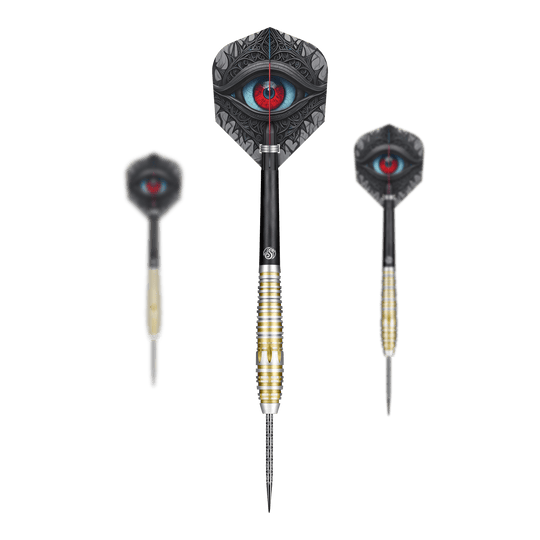 Shot Celt Balor Steeldarts Das Bild zeigt drei Steeldarts des Produkts „Shot Celt Balor Steeldarts“ vor schwarzem Hintergrund. Auf den Flights ist ein auffälliges, stilisiertes Auge in leuchtenden Farben abgebildet.