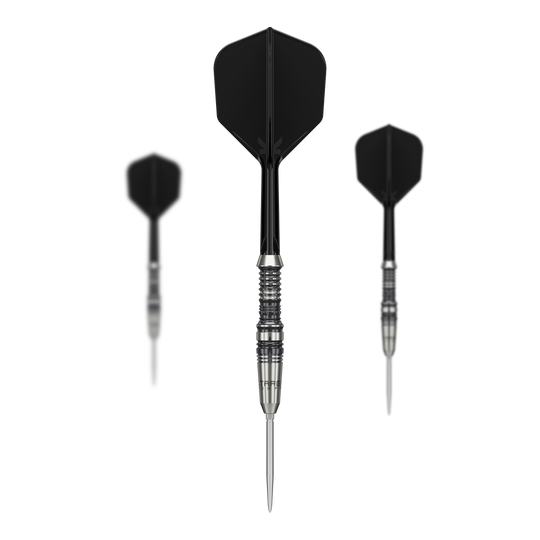Target Japan Zwart Merk Heracles Steeldarts Das Bild zeigt drei Steeldarts des Produkts "Target Japan Black Marque Heracles". Die Darts haben schwarze Flights und silberne Spitzen mit einem gerillten Griff.