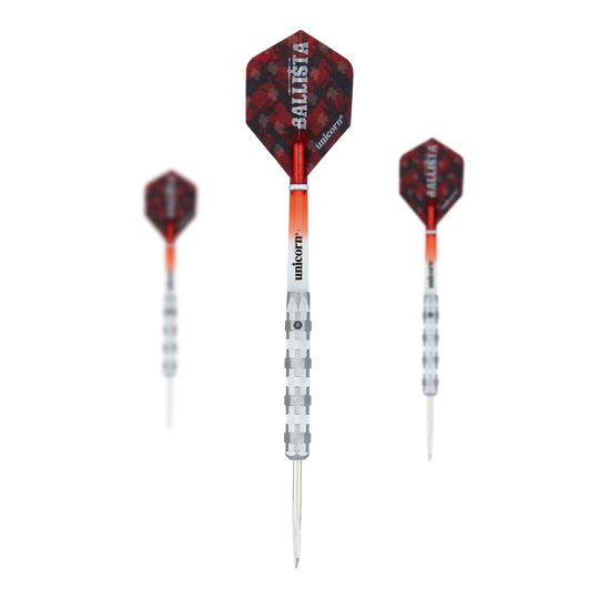 Unicorn Ballista Style 1 stalen darts Das Bild zeigt drei Steeldarts des Modells "Unicorn Ballista Style 1". Die Darts haben silberne Spitzen und Schäfte mit rot-schwarzen Flights, auf denen "Ballista" steht.