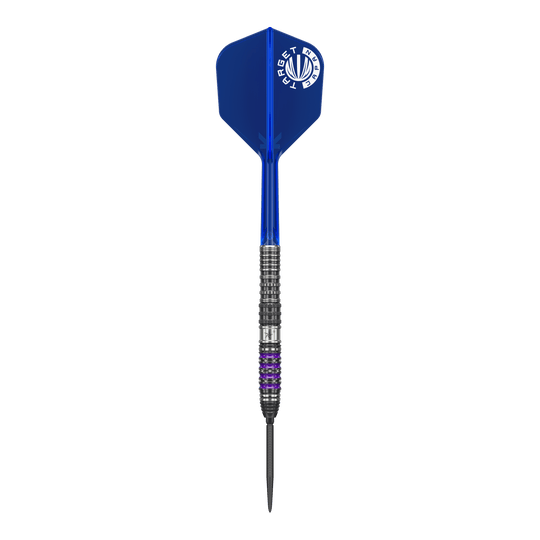 Target Japan Prime Series Sirius GEN4 Swiss Point Steel Darts Das Bild zeigt einen Target Japan Prime Series Sirius GEN4 Swiss Point Steeldart. Der Dart hat eine blaue Flight mit weißem Logo und ein metallisches Barrel mit lilafarbenen Akzenten.