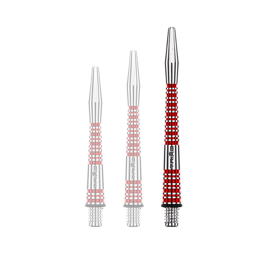Das Bild zeigt drei unterschiedlich lange, rot-silberne Aluminium-Dartschäfte. Sie sind mit gerillten Strukturen für besseren Halt versehen.