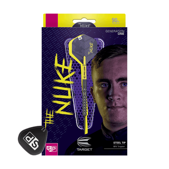 190229_Target_Luke_Littler_GEN1_Swiss_Point_Steeldarts_3 Das Bild zeigt eine Verpackung für Steeldarts mit dem Namen "The Nuke". Auf der Verpackung ist ein Dartpfeil abgebildet sowie das Bild eines jungen Mannes.