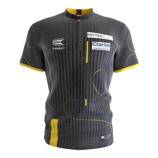 Target Coolplay kraagloos Scott Williams dartshirt Das Bild zeigt ein kurzärmliges Dartshirt ohne Kragen in dunklem Grau mit gelben Akzenten. Auf dem Shirt befinden sich Sponsorenlogos sowie dezente Musterlinien.