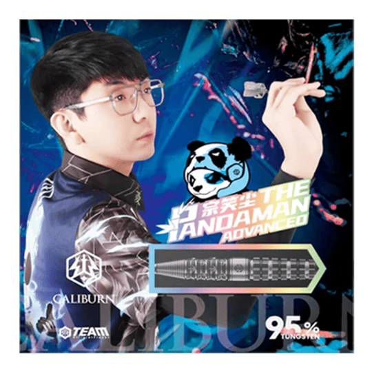 Caliburn Player De Pandaman Advanced Steeldarts - 23g Das Bild zeigt die Steeldarts "Caliburn Player The Pandaman Advanced" mit einem Gewicht von 23g. Im Vordergrund ist ein Spieler mit Dartpfeil sowie das Produktdesign und ein Panda-Logo zu sehen.