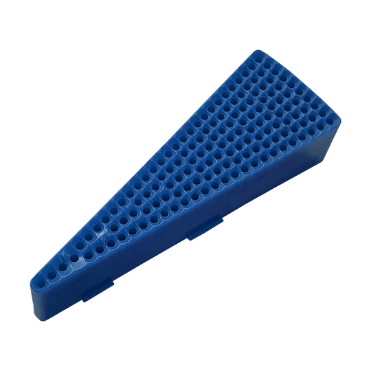 Das Bild zeigt ein blaues Ersatzfeld für das Granboard 132. Das Feld ist dreieckig und hat viele kleine Löcher.
