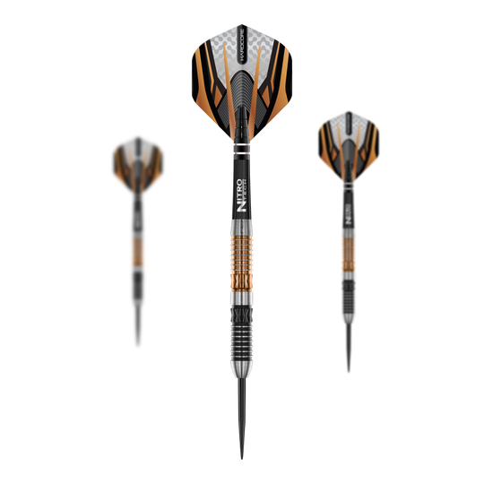 Red Dragon Panterra stalen darts Das Bild zeigt drei Red Dragon Panterra Steeldarts mit auffälligem Design in Schwarz, Silber und Gold. Die Darts haben eine spitze Metallspitze und strukturierte Griffringe am Schaft.