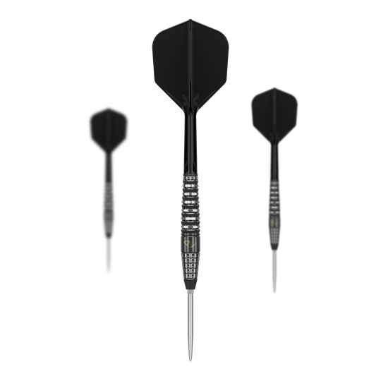 Das Bild zeigt drei schwarze Steeldarts des Produkts "Target Japan Black Marque PW Swiss Point". Die Darts haben silberne Spitzen und ein modernes, elegantes Design.