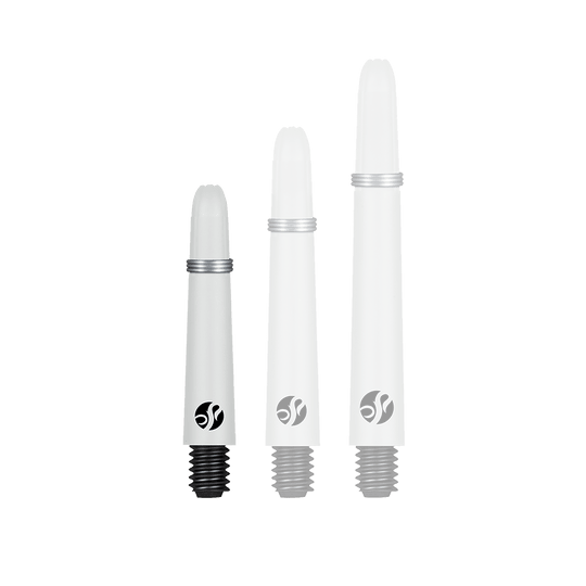 Shot Koi Carbon Shafts - Wit Das Bild zeigt drei weiße Dartschäfte in unterschiedlichen Längen, die nebeneinander aufgestellt sind. Jeder Schaft hat einen silbernen Ring und ein schwarzes Schraubgewinde am unteren Ende.