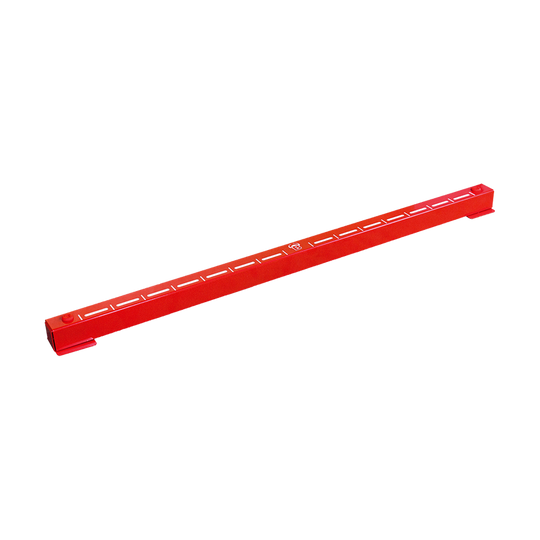 67823_Bulls_Oky_System_Metall_Oche_O80_1 Das Bild zeigt ein rotes Metall-Oche namens "Bulls Oky Metall Oche". Es hat weiße Markierungen auf der Oberseite und wird beim Dartspielen als Abwurflinie verwendet.