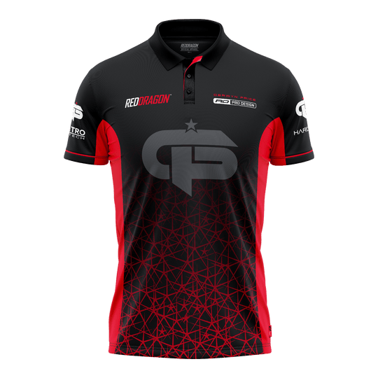 Red Dragon Gerwyn Price Rood Tour-polodartshirt Das Bild zeigt ein schwarzes und rotes Dartshirt mit dem Namen "Red Dragon Gerwyn Price Red Tour Polo Dartshirt". Auf der Vorderseite sind Logos und ein großes GP-Emblem zu sehen.