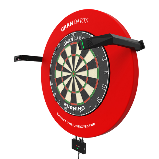 GranDarts Gran Eye GEN2 Steeldart automatisch scoresysteem Das Bild zeigt das GranDarts GranEye Steeldart Auto-Scoring-System mit einer roten Umrandung um die Dartscheibe. Zwei schwarze Arme mit Sensoren ragen seitlich heraus, um die automatische Punktezählung zu ermöglichen.