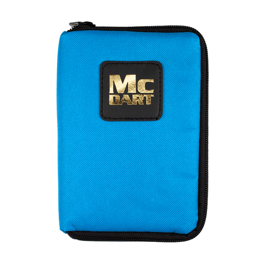 707_McDart_Tasche_Klein_Blau_1 Die Abbildung zeigt eine kleine, blaue Tasche mit der Aufschrift "MC Dart" in goldener Schrift auf der Vorderseite. Die Tasche hat einen schwarzen Reißverschluss rundum.