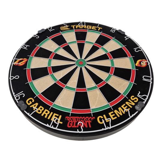 Target Gabriel Clemens stalen dartbordset Dies ist eine Steeldartboard-Set mit der Aufschrift „Gabriel Clemens“ und „German Giant“. Das Board ist von der Marke Target und hat die klassischen Farben und Markierungen eines Dartboards.