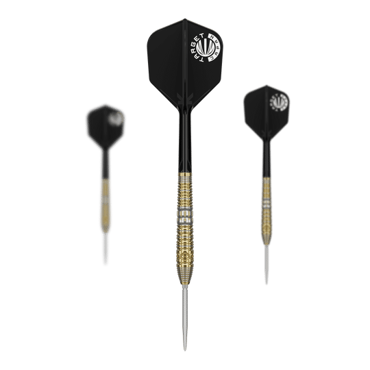 Das Bild zeigt drei Target Japan Hot Shot GEN2 Steeldarts mit einem Gewicht von 23g. Die Darts haben schwarze Flights und gold-silberne Griffbereiche.