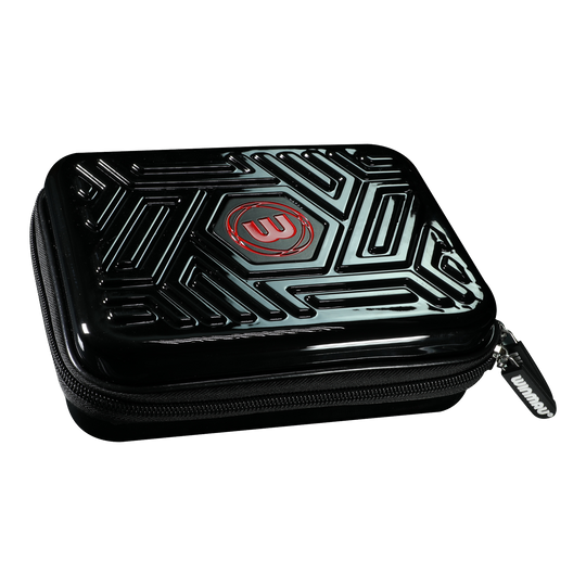 Winmau Armor G2 Dart-portemonnee Das Bild zeigt ein schwarzes Dart-Etui mit einem geometrischen Muster auf dem Deckel. In der Mitte befindet sich ein rotes Logo und der Reißverschluss trägt den Schriftzug "Winmau".