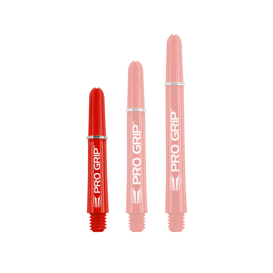 Target Pro Grip Shafts - 3 sets - Rood Das Bild zeigt drei rote Dart-Schäfte mit der Aufschrift „PRO GRIP“. Sie stehen nebeneinander und haben unterschiedliche Längen.
