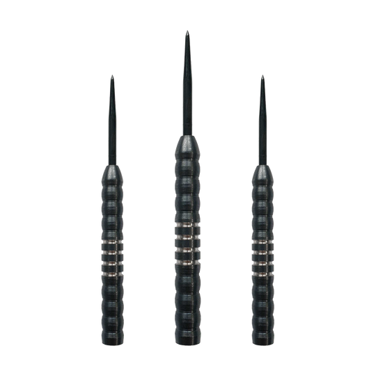 McDart Midnight V1 stalen dartvaten Das Bild zeigt drei Steeldart-Barrels des Produkts „McDart Midnight V1 Steeldart Barrels“. Die Barrels sind schwarz mit silbernen Rillen und haben eine gerillte Oberfläche für besseren Halt.