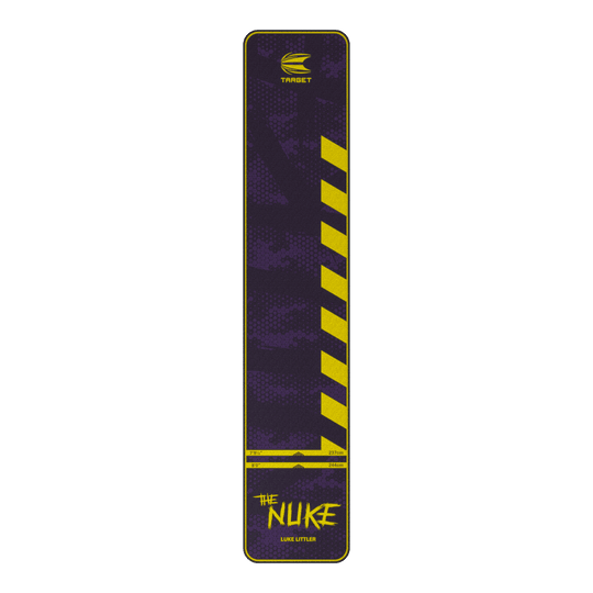 Target Luke Littler De Nuke dartmat Das Bild zeigt den Target Luke Littler The Nuke Dartteppich in lila mit gelben Akzenten. Am unteren Ende steht in gelber Schrift "The Nuke Luke Littler".