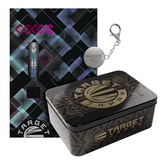 Das Bild zeigt das Produkt "Target Japan Kaze Series Ceros 03 Steeldarts - 24g" in einer dekorativen Verpackung. Neben der edlen Box ist auch ein Schlüsselanhänger mit dem Target-Logo zu sehen.