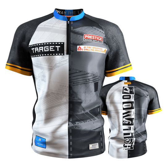 Target Coolplay Chris Dobey 2025 dartshirt Dieses Bild zeigt das "Target Coolplay Chris Dobey 2025 Dartshirt" von vorne und hinten. Das Shirt hat ein modernes, schwarz-weißes Design mit gelben Akzenten und mehreren Sponsorenlogos.