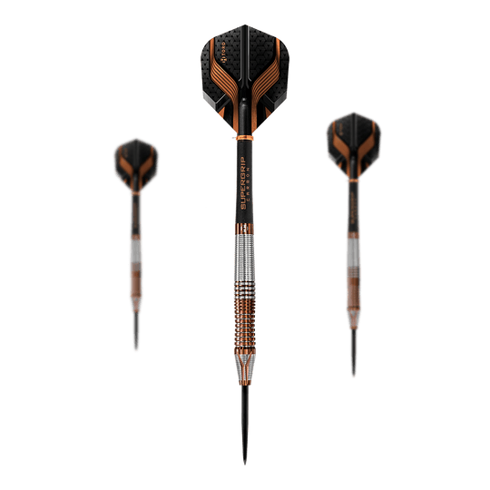 Harrows Toro steel darts Auf dem Bild sind drei Steeldarts zu sehen, wobei einer mittig im Vordergrund steht und die anderen beiden im Hintergrund sind. Die Darts haben schwarze und orangefarbene Flights sowie silberne und bronzefarbene Griffe.