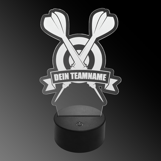LED plexiglas dartlamp met aangepaste tekst Das Bild zeigt eine LED-Lampe aus Plexiglas in Form von zwei gekreuzten Dartpfeilen vor einer Zielscheibe. Auf einem Banner steht der Text "DEIN TEAMNAME".
