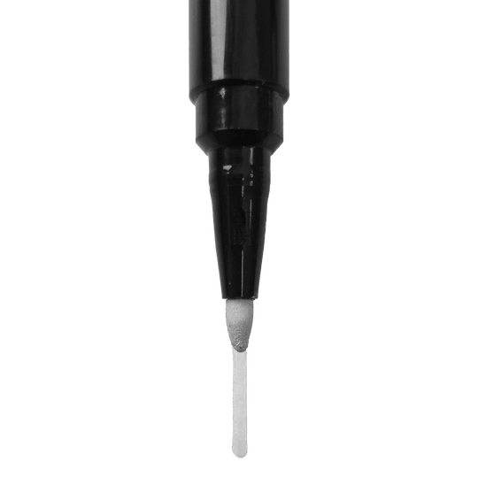 Bordmarker Dies ist die Spitze eines schwarzen Whiteboard-Markers. Die Spitze ist rund und gibt eine gleichmäßige, weiße Linie ab.